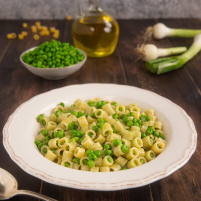 Un primo piatto primaverile con solo pasta, piselli, resa cremosissima dalla presenza del formaggio