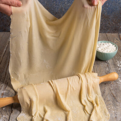 Una pasta formata da molti fogli separati sovrapposti, dal sapore neutro e adatta alla preparazione di molti piatti dolci o salati, cotti al forno o fritti