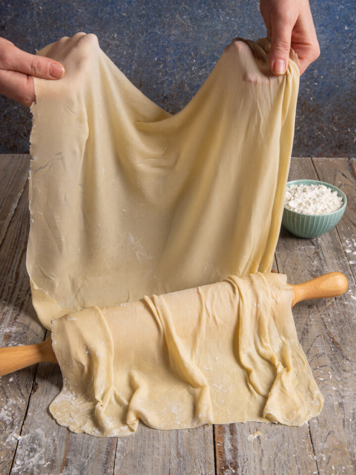 Una pasta formata da molti fogli separati sovrapposti, dal sapore neutro e adatta alla preparazione di molti piatti dolci o salati, cotti al forno o fritti