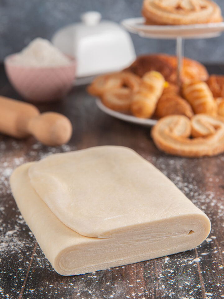 Una preparazione laboriosa ma immancabile in cucina, composta da farina, burro o margarina, acqua e sale e adatta alla preparazione di tante ricette dolci o salate