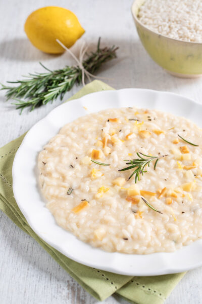 Una ricetta che dimostra la versatilità del risotto, a cui basta aggiungere limone, rosmarino e provola affumicata per ottenere un piatto gourmet