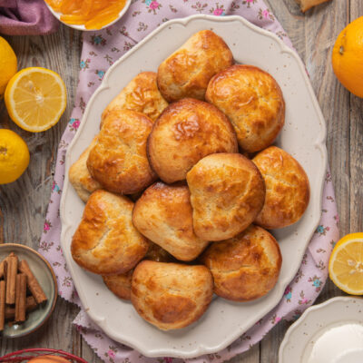 È la versione con pasta frolla della classica sfogliatella napoletana, ripiena di semolino, ricotta, arancia candita e profumata alla cannella e agli agrumi