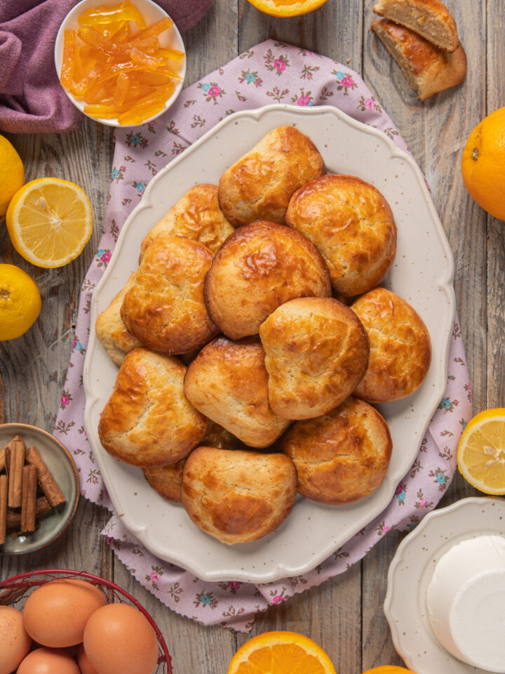 È la versione con pasta frolla della classica sfogliatella napoletana, ripiena di semolino, ricotta, arancia candita e profumata alla cannella e agli agrumi