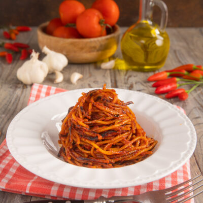 Un primo piatto di pasta al pomodoro piccante con una particolarità: gli spaghetti vengono cotti direttamente in padella e volutamente bruciacchiati per fargli formare una bella crosticina croccante!
