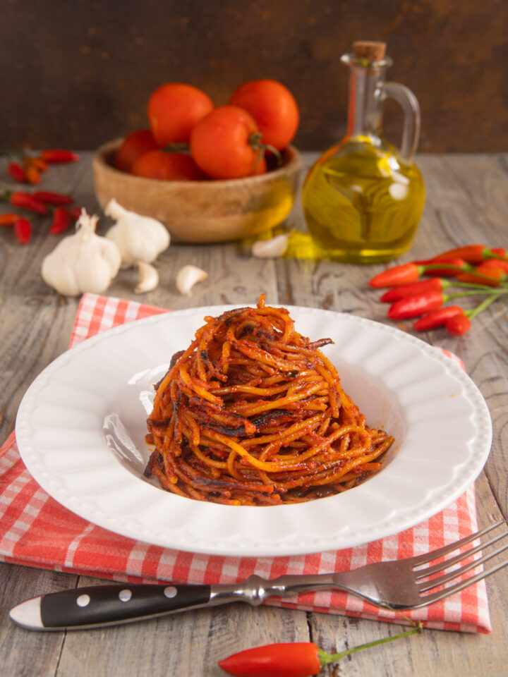 Un primo piatto di pasta al pomodoro piccante con una particolarità: gli spaghetti vengono cotti direttamente in padella e volutamente bruciacchiati per fargli formare una bella crosticina croccante!