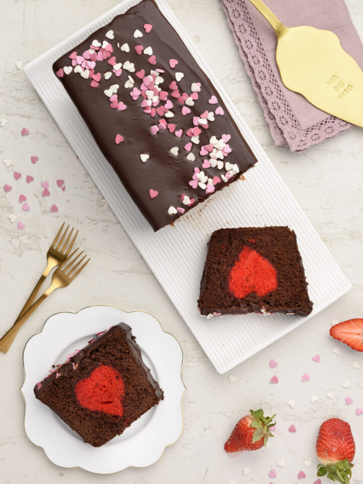 Una torta al cioccolato che ha l'aspetto di un classico plumcake coperto da una deliziosa ganache, ma nasconde un cuore romantico rosso fuoco!