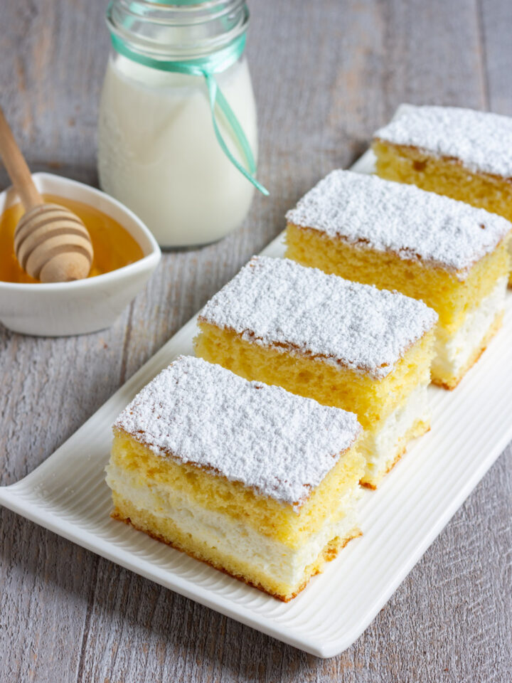 Una torta soffice come una nuvola, dalla consistenza simile al pan di Spagna, con una deliziosa farcitura al latte