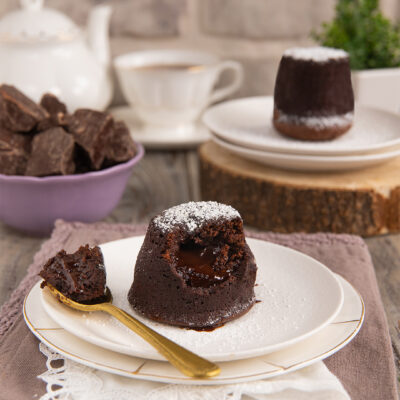 Un delizioso tortino al cioccolato che racchiude una sorpresa: un scioglievolissimo cuore di cioccolato fondente!