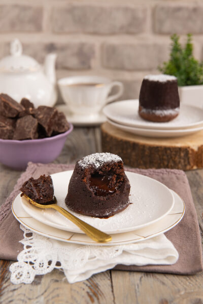 Un delizioso tortino al cioccolato che racchiude una sorpresa: un scioglievolissimo cuore di cioccolato fondente!