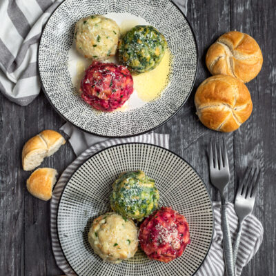 Grossi gnocchi tipici della cucina dell'Alto Adige, per l'occasione preparati in tre versioni: agli spinaci, al formaggio e alla rapa rossa