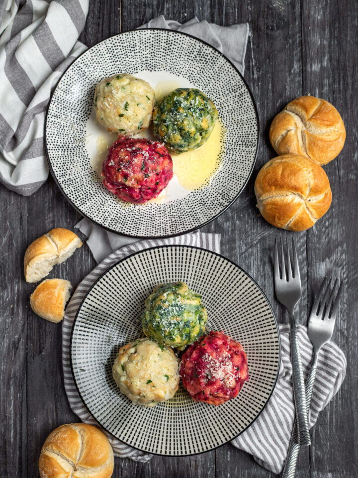 Grossi gnocchi tipici della cucina dell'Alto Adige, per l'occasione preparati in tre versioni: agli spinaci, al formaggio e alla rapa rossa