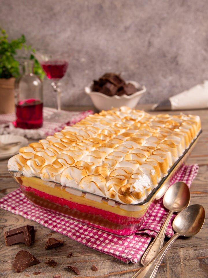 Zuppa inglese Un dolce al cucchiaio con due creme pasticcere e una meringa all'italiana