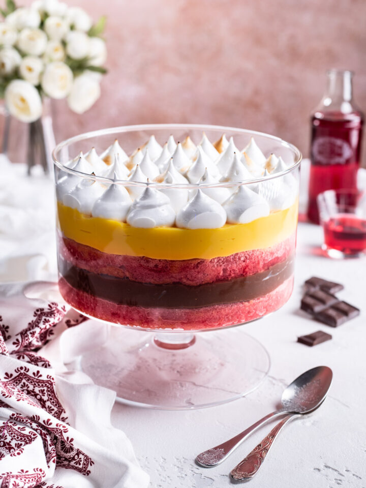 Un dolce al cucchiaio a base di pan di Spagna imbevuto nell'Alchermes, una crema pasticcera agli agrumi e una al cioccolato più una decorazione di meringa all'italiana