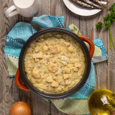 Una ricetta tipica della cucina veneta, a base di baccalà, sarde, cipolle e una spolverata di formaggio grattugiato, da servire su un letto di polenta