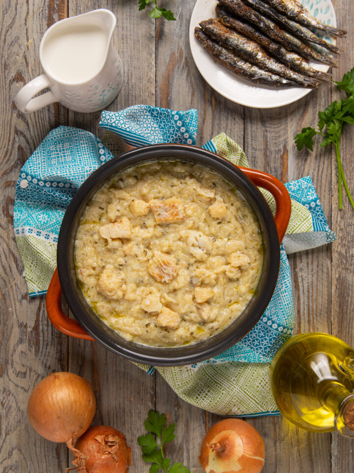 Una ricetta tipica della cucina veneta, a base di baccalà, sarde, cipolle e una spolverata di formaggio grattugiato, da servire su un letto di polenta