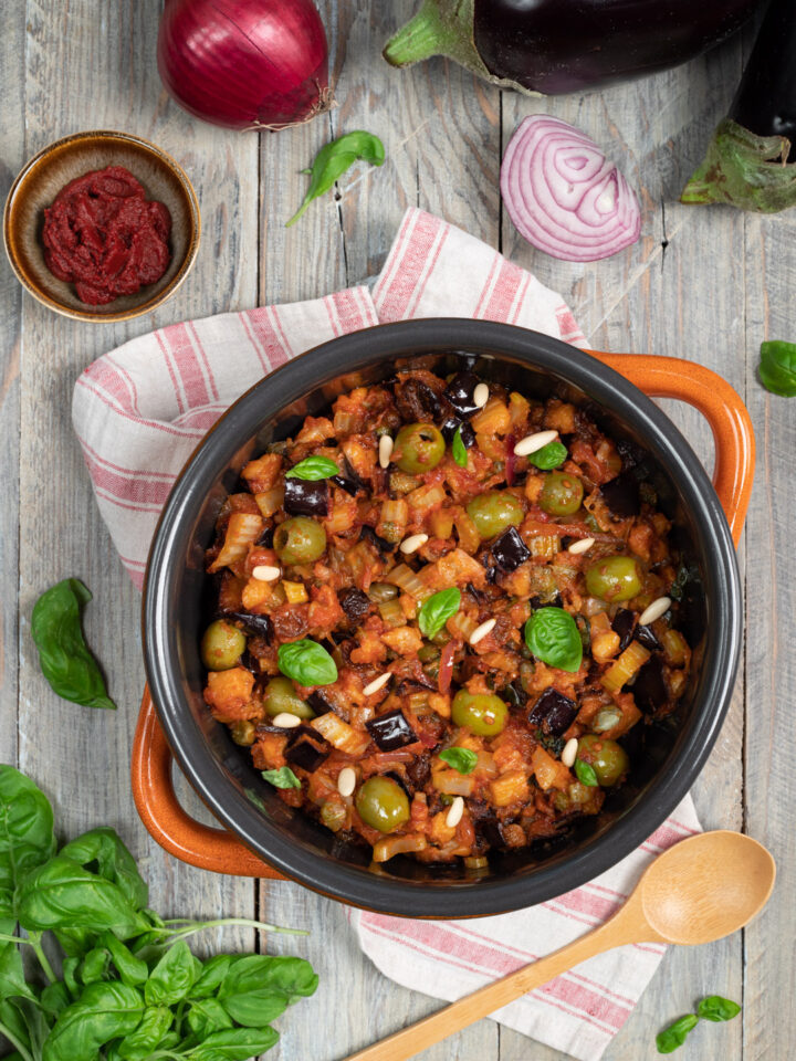 Un contorno dal gusto agrodolce tipicamente siciliano a base di melanzane fritte, pomodoro, sedano cipolle, olive, uvetta