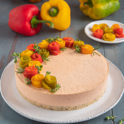 La cheesecake salata ai peperoni sembra una ricetta di pasticceria ma non lo è! Si prepara con cracker salati, farcitura di formaggi, peperoni e spezie e una decorazione coloratissima e facile da preparare
