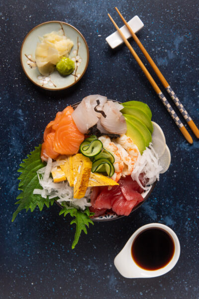La chirashi è un sushi in ciotola, con una base di riso e tanti ingredienti di colori, forme e sapori diversi, a scelta tra pesce, gamberi, verdure e frutti