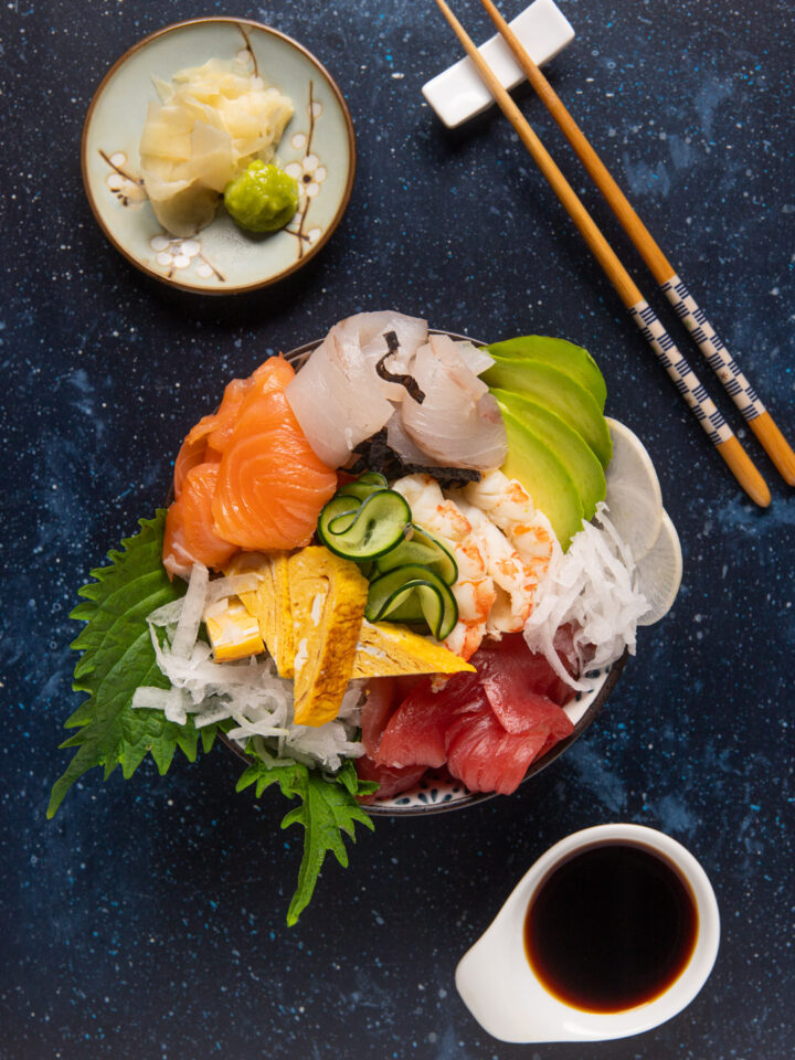 La chirashi è un sushi in ciotola, con una base di riso e tanti ingredienti di colori, forme e sapori diversi, a scelta tra pesce, gamberi, verdure e frutti