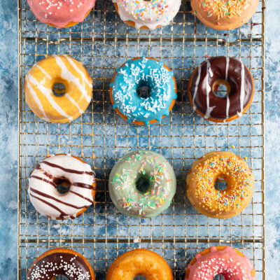 I donuts sono ciambelle lievitate, fritte o cotte al forno, ricoperte di glassa all'acqua colorata e decorate con zuccherini e codette variopinte per un'esplosione di allegria fin dalla colazione!