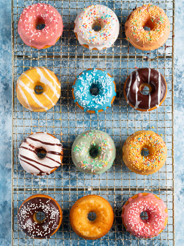 I donuts sono ciambelle lievitate, fritte o cotte al forno, ricoperte di glassa all'acqua colorata e decorate con zuccherini e codette variopinte per un'esplosione di allegria fin dalla colazione!