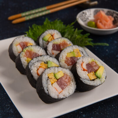 I futomaki sono un tipo di sushi arrotolato composto da un involucro di alga nori che avvolge il classico riso giapponese e un mix di ingredienti