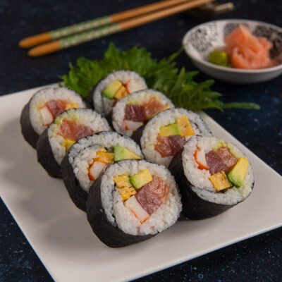 I futomaki sono un tipo di sushi arrotolato composto da un involucro di alga nori che avvolge il classico riso giapponese e un mix di ingredienti