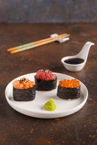 I gunkan sono un tipo di sushi costituito da polpettine di riso di forma cilindrica, avvolte da una striscia di alga Nori e ricoperte da vari ingredienti come uova di pesce volante o tartare di tonno o salmone