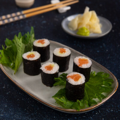 Rotolini composti da una striscia di alga Nori, riso e massimo 2 altri ingrediente. scelta tra tonno, salmone, cetriolo, avocado o altri