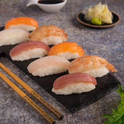 I nigiri sono un tipo di sushi costituito da polpettine ovali di riso, sormontate da una fettina di pesce, un gambero o della verdura