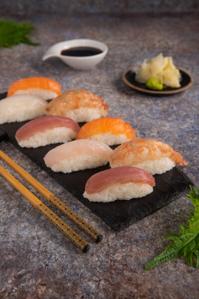 I nigiri sono un tipo di sushi costituito da polpettine ovali di riso, sormontate da una fettina di pesce, un gambero o della verdura