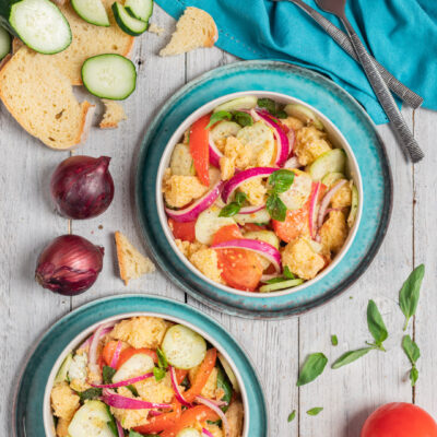 Un'insalata toscana a base di pane, pomodori, cetrioli, cipolle, basilico e un tocco d'aceto.