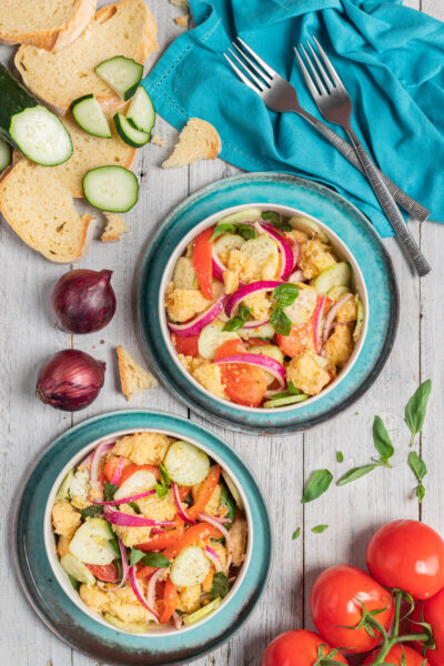 Un'insalata toscana a base di pane, pomodori, cetrioli, cipolle, basilico e un tocco d'aceto.