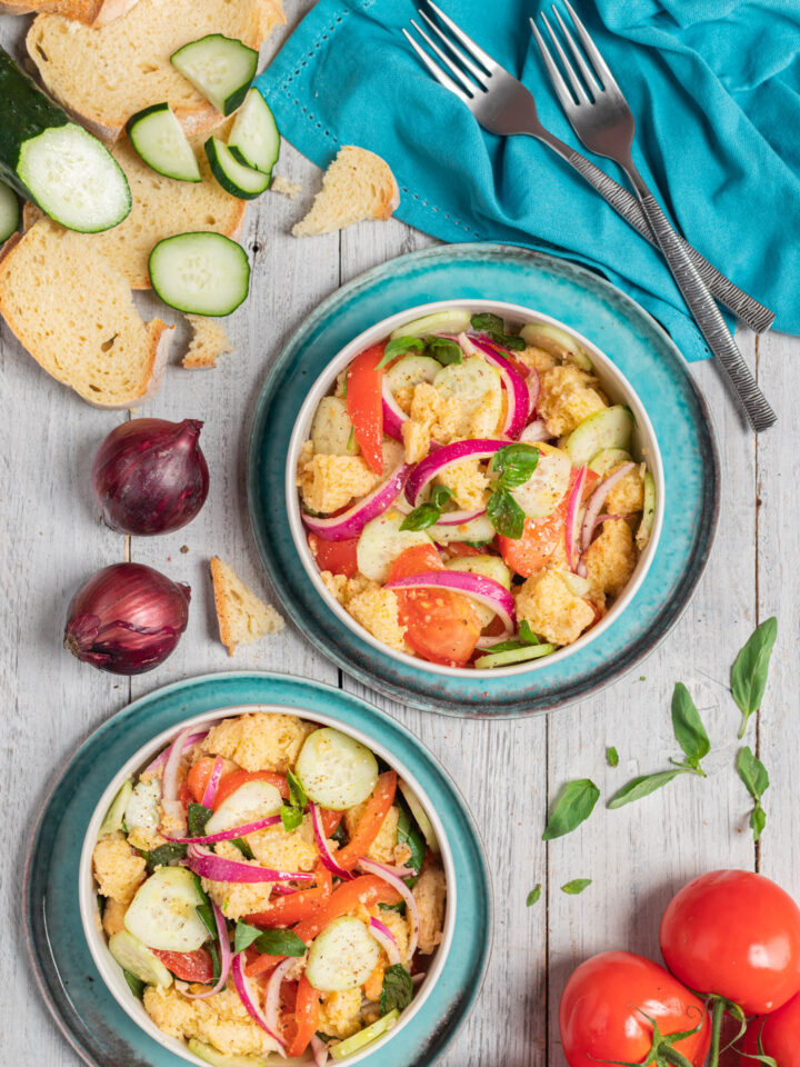 Un'insalata toscana a base di pane, pomodori, cetrioli, cipolle, basilico e un tocco d'aceto.