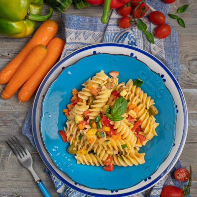 Un primo piatto estivo e colorato, a base di pasta, verdure, tonno, wurstel e formaggio