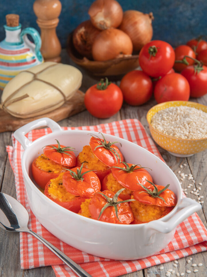 Una ricetta in cui il pomodoro viene usato come contenitore per un risotto rosso arricchito con provola e profumato al basilico