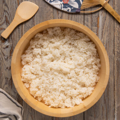 Un riso orientale bianco piccolo e ricco di amido, condito con una soluzione di aceto di riso, sale e zucchero e utilizzato come base per preparare le diverse varianti di sushi