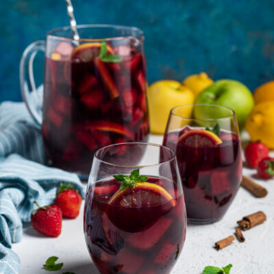 Una bevanda tipicamente spagnola, a base di vino e frutta, ottima da bere ghiacciata e da accompagnare all'aperitivo