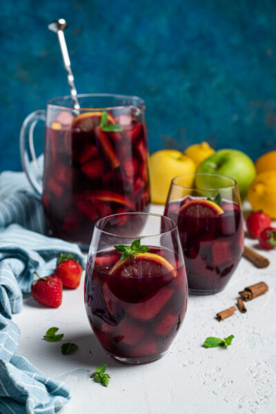 Una bevanda tipicamente spagnola, a base di vino e frutta, ottima da bere ghiacciata e da accompagnare all'aperitivo