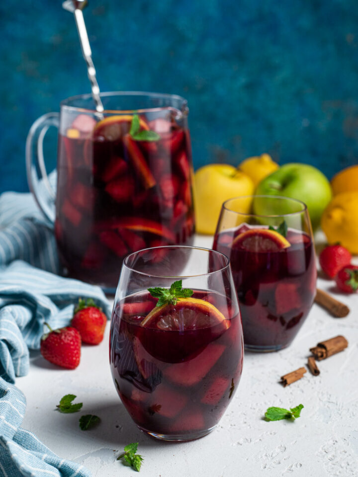 Una bevanda tipicamente spagnola, a base di vino e frutta, ottima da bere ghiacciata e da accompagnare all'aperitivo