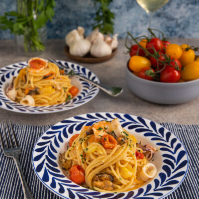Gli spaghetti allo scoglio sono un primo piatto di pesce che include gamberi, calamari, cozze, vongole e pomodorini che ti farà sentire subito in piaggia