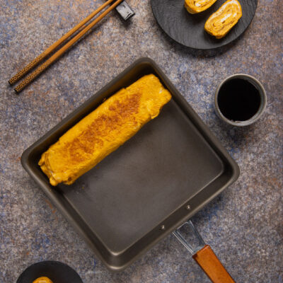 Il tamagoyaki è una frittata giapponese a base di uova, brodo dashi, salsa di soia e zucchero utilizzata come street food o all'interno del sushi