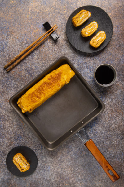 Il tamagoyaki è una frittata giapponese a base di uova, brodo dashi, salsa di soia e zucchero utilizzata come street food o all'interno del sushi
