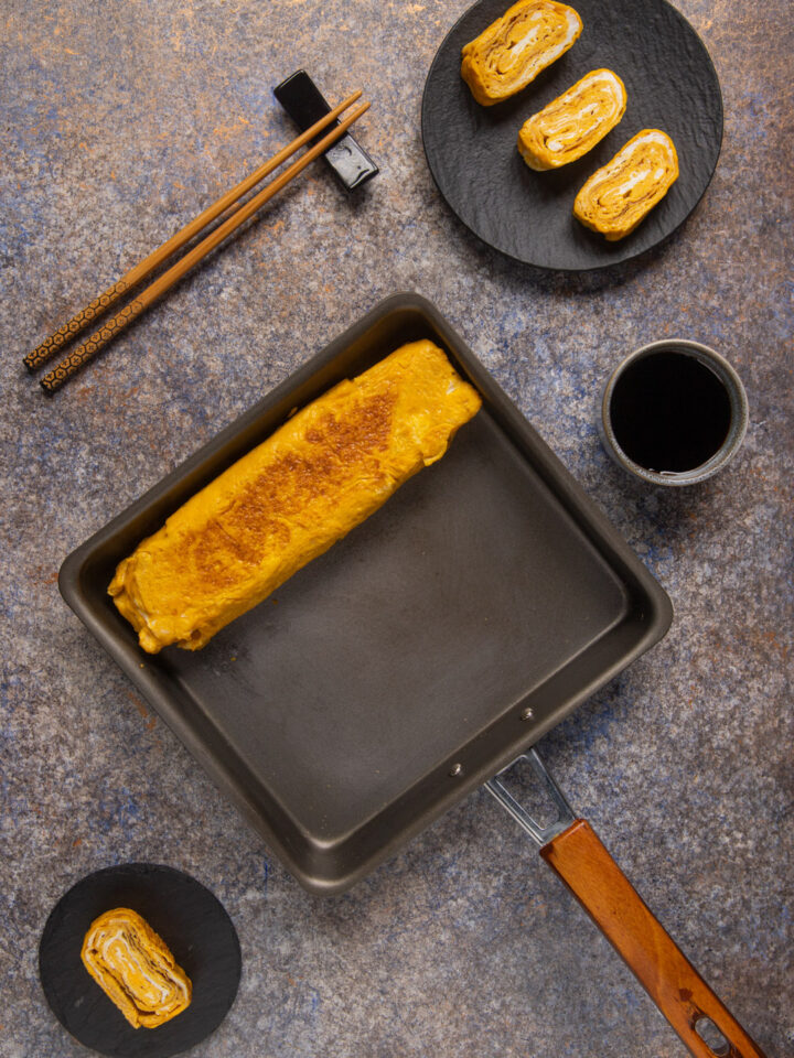 Il tamagoyaki è una frittata giapponese a base di uova, brodo dashi, salsa di soia e zucchero utilizzata come street food o all'interno del sushi