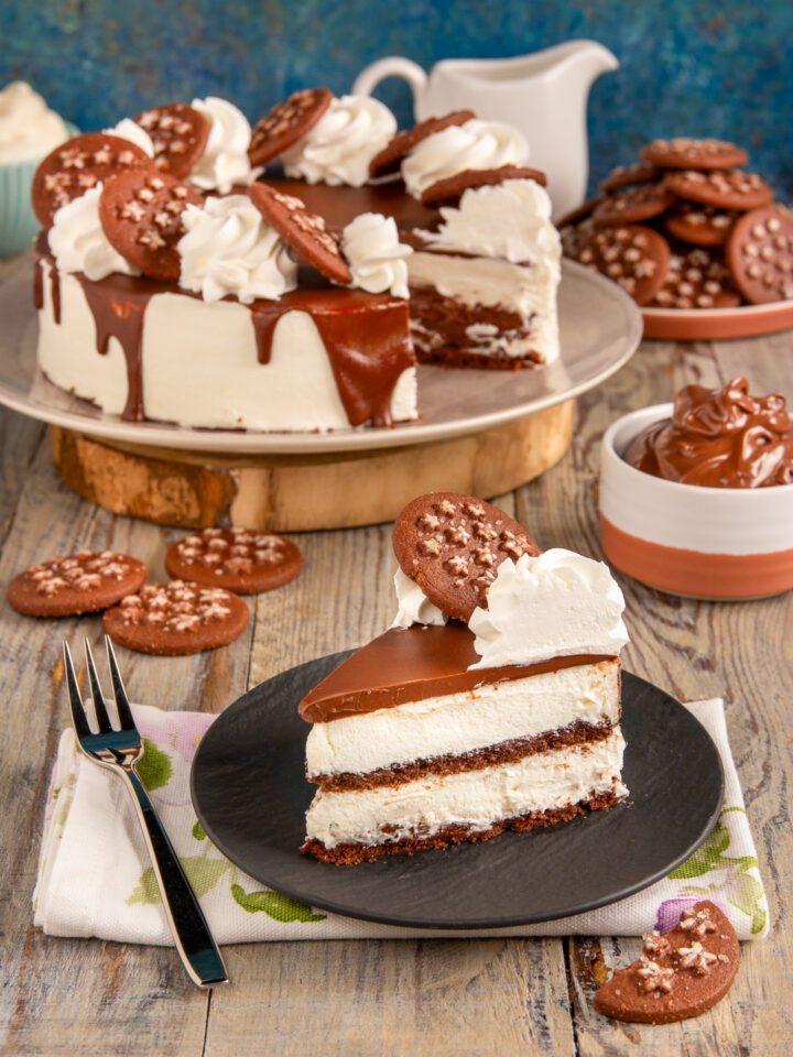 Una torta a strati composta da biscotti al cacao e nocciole inzuppati nel latte e una soffice farcitura di mascarpone e crema spalmabile al cioccolato.