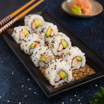 Gli uramaki sono un tipo di sushi arrotolato cosiddetto “alla rovescia”, dal momento che il riso si trova all’esterno rispetto all’alga Nori e agli altri ingredienti del ripieno a base di salmone, avocado, maionese