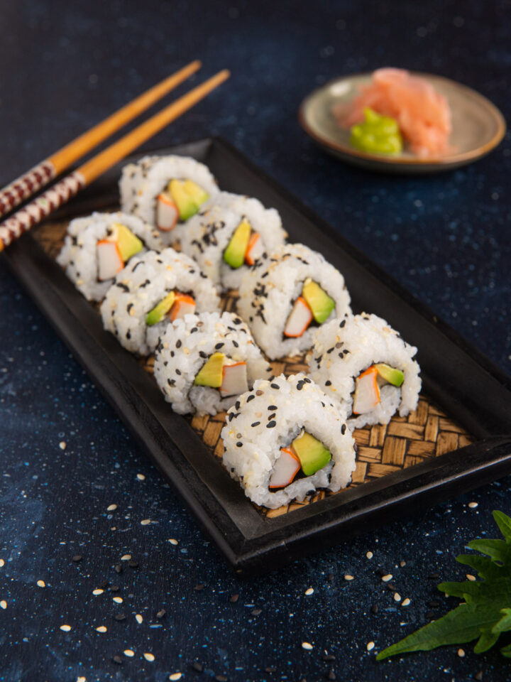 Gli uramaki sono un tipo di sushi arrotolato cosiddetto “alla rovescia”, dal momento che il riso si trova all’esterno rispetto all’alga Nori e agli altri ingredienti del ripieno a base di salmone, avocado, maionese