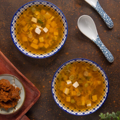 La zuppa di miso è una ricetta tipica giapponese a base di pasta di miso (soia fermentata), brodo dashi, tofu e cipollotto