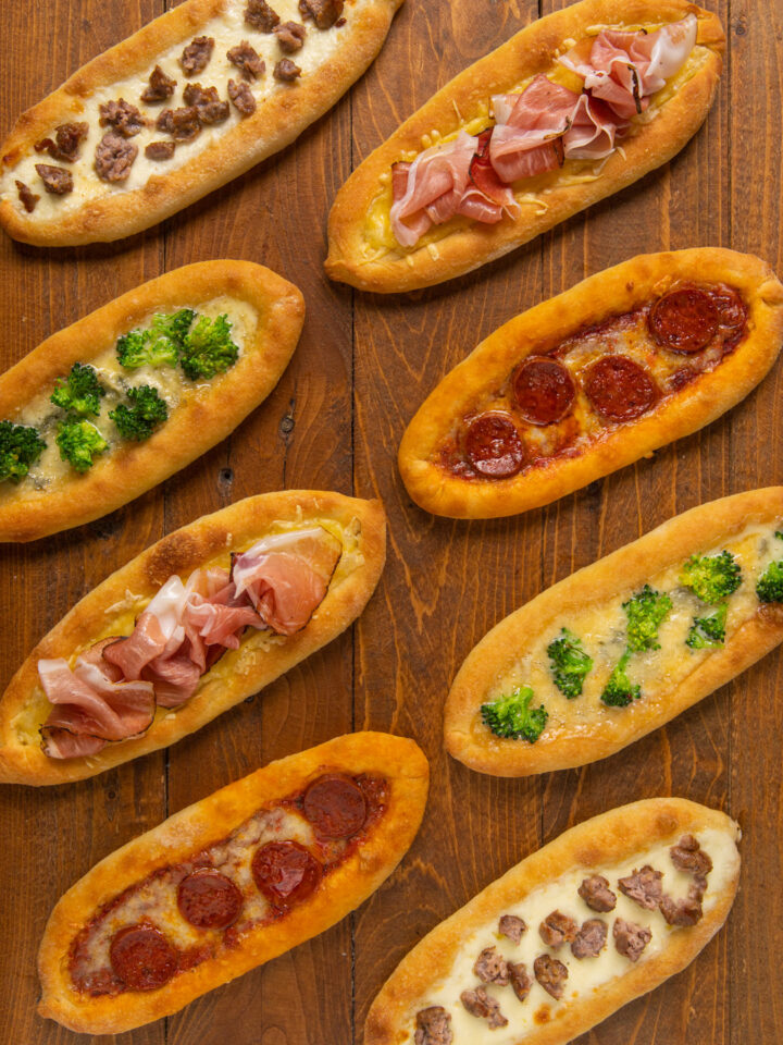 Il classico impasto della pizza composto in forma di barchette e farcito con vari ingredienti (pomodoro, mozzarella e salamino, Emmental e speck, gorgonzola e broccoli, stracchino e salsiccia)