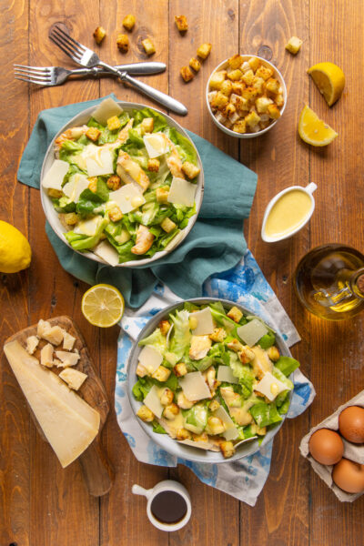 Un'insalata divenuta celebre in tutto il mondo, a base di lattuga arricchita con petto di pollo, Parmigiano a scaglie e crostini di pane, con un condimento vellutato a base di uova e dal gusto acidulo e leggermente piccante.